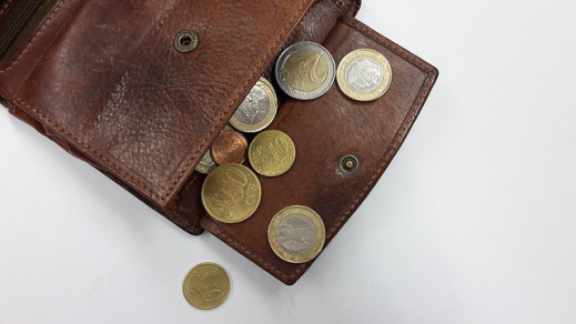 Un monedero con monedas