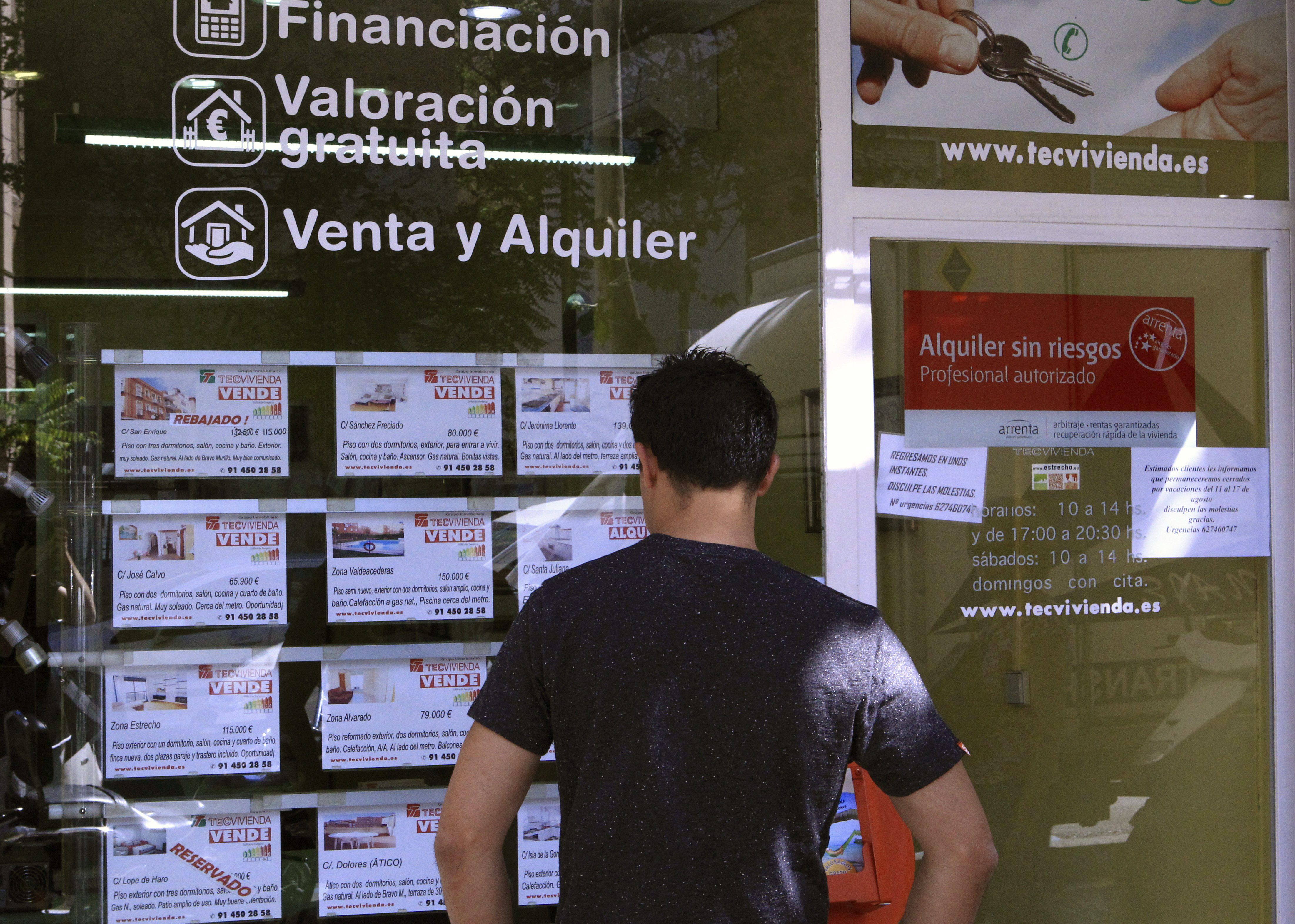 Vista de un escaparate de una inmobiliaria en Madrid