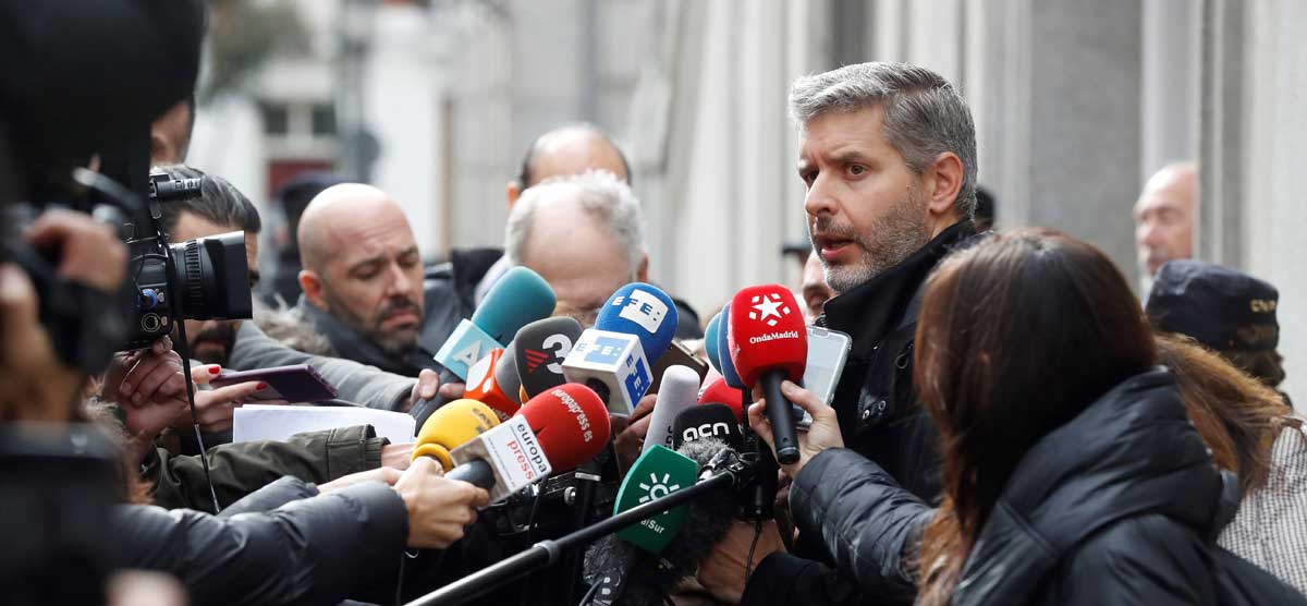 Andreu Van den Eynde, advocat d'Oriol Junqueras, fa declaracions a les portes del Tribunal Suprem.