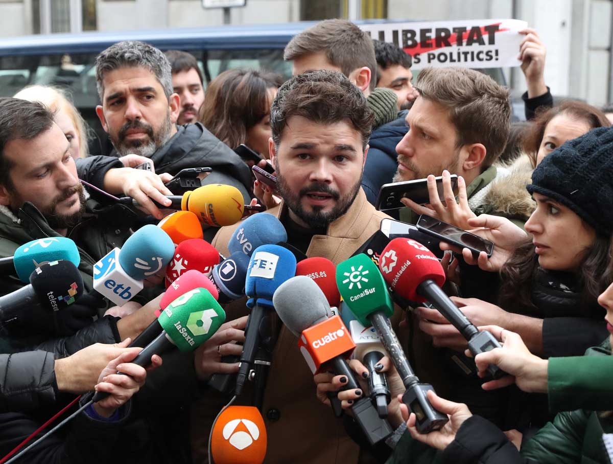 El portavoz adjunto de ERC en el Congreso, Gabriel Rufián, en declaraciones a la prensa frente a las puertas del Tribunal Supremo. EFE