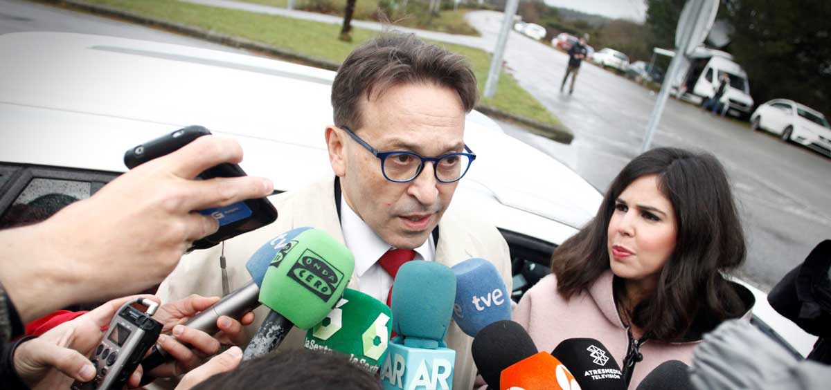 José Ramón Sierra, abogado defensor de José Enrique Abuín Gey, alias "El Chicle", hace declaraciones a los medios tras visitar a su cliente en el penal coruñés de Teixeiro. 