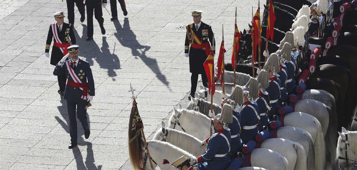 El rey Felipe VI pasa revista a una formación de la Guardia Real en el Patio de la Armería del Palacio Real durante la Pascua Militar del año pasado. 