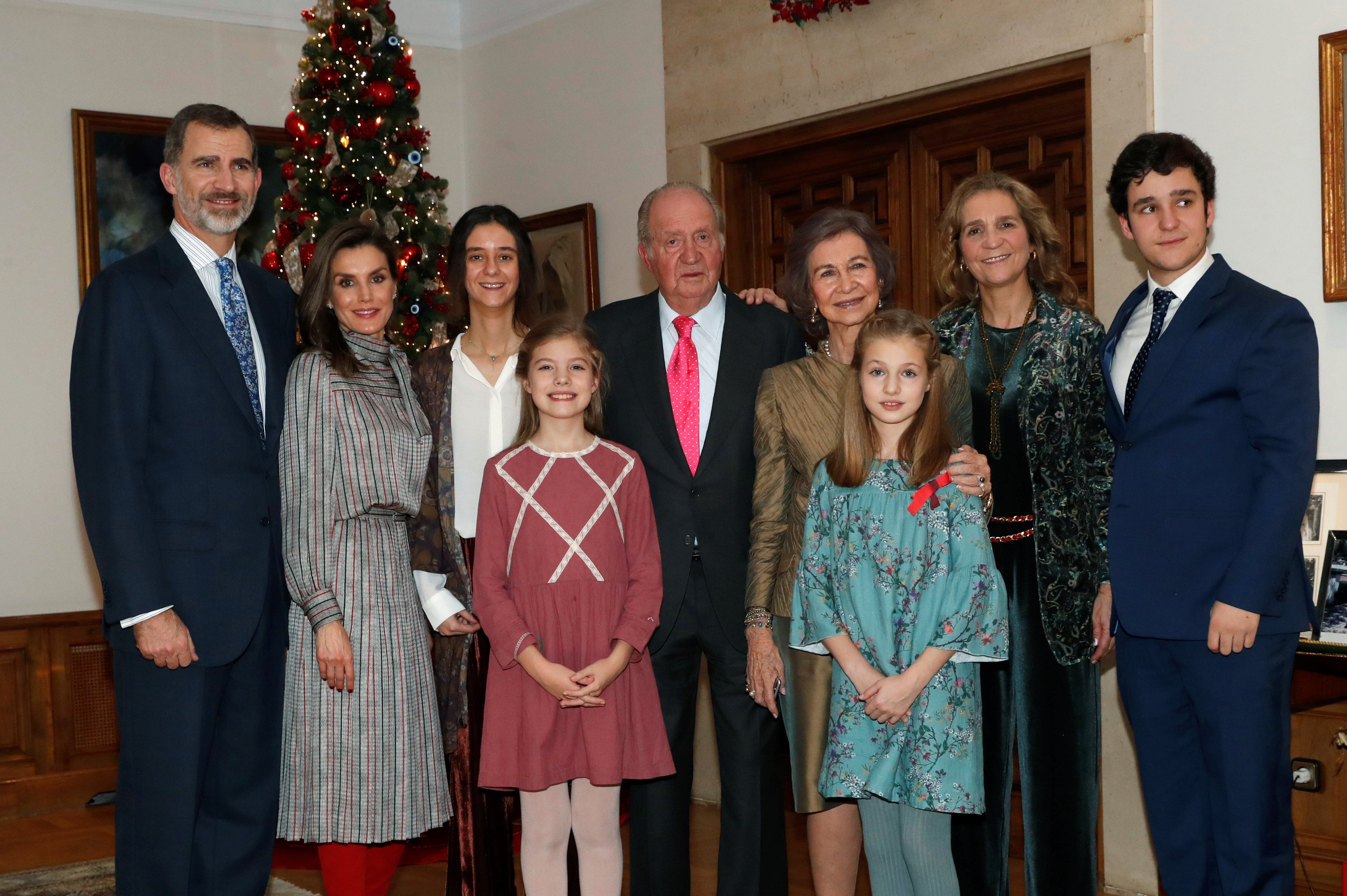 - El Rey Juan Carlos (c) ha celebrado hoy su 80 cumpleaños con una comida en el Palacio de la Zarzuela.