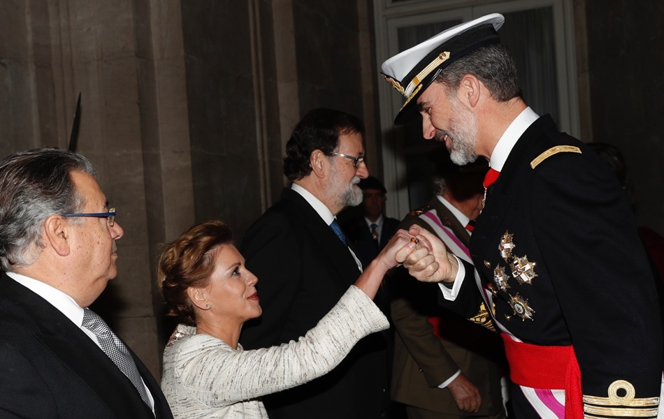 María Dolores de Cospedal hace una reverencia al Rey Felipe VI. 