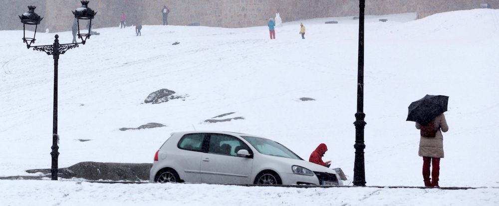 Coche atrapado en la nieve en Ávila. 