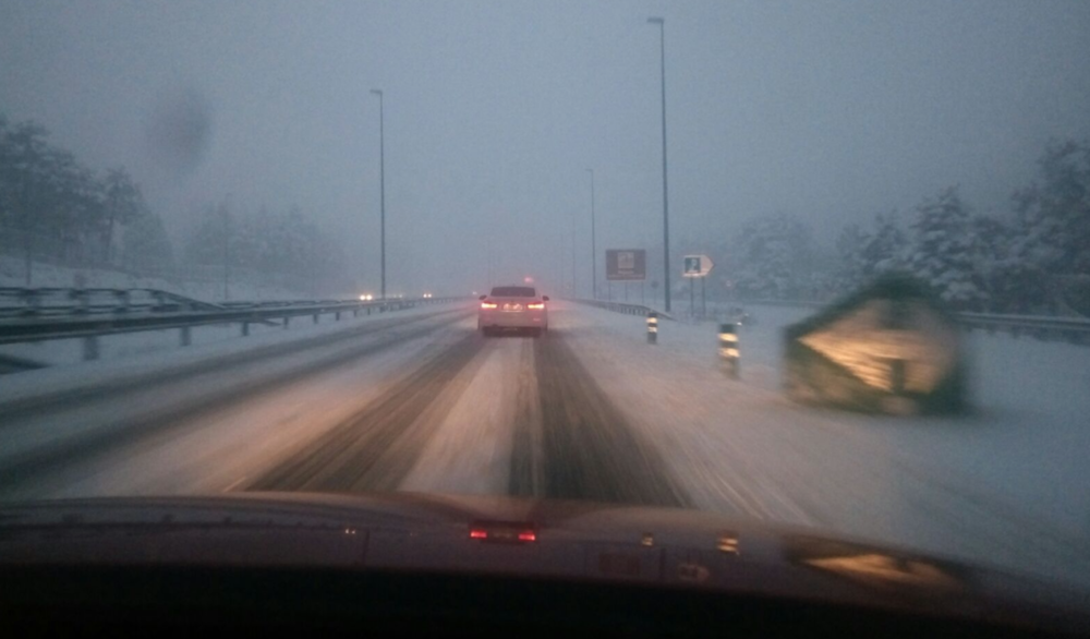 Un coche atrapado en la nieve. 