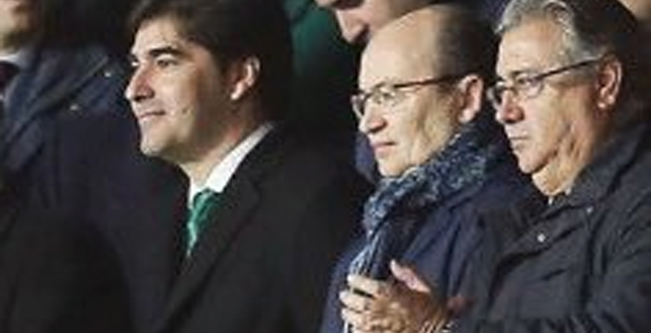 Juan Ignacio Zoido en el palco de honor del Sánchez-Pizjuán viendo el Sevilla-Betis