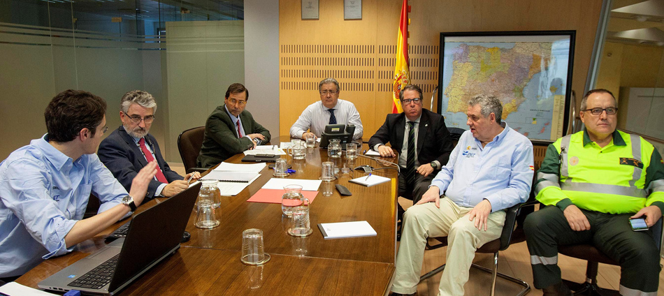 Fotografía facilitada por el Ministerio del Interior, de la reunión que ayer mantuvo Juan Ignacio Zoido (4i), con el director general de Tráfico, Gragorio Serrano (3d),y otros cargos de Interior. EFE