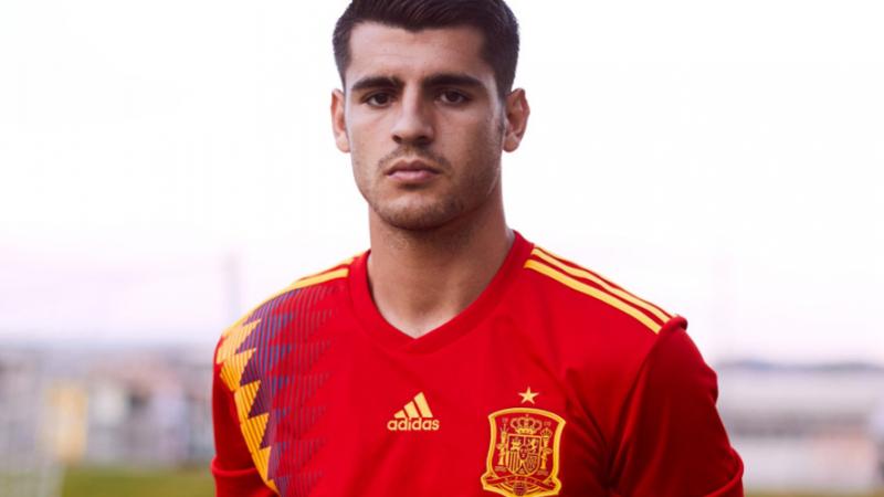 El futbolista Morata con la camiseta nueva de la Selección Española de Fútbol
