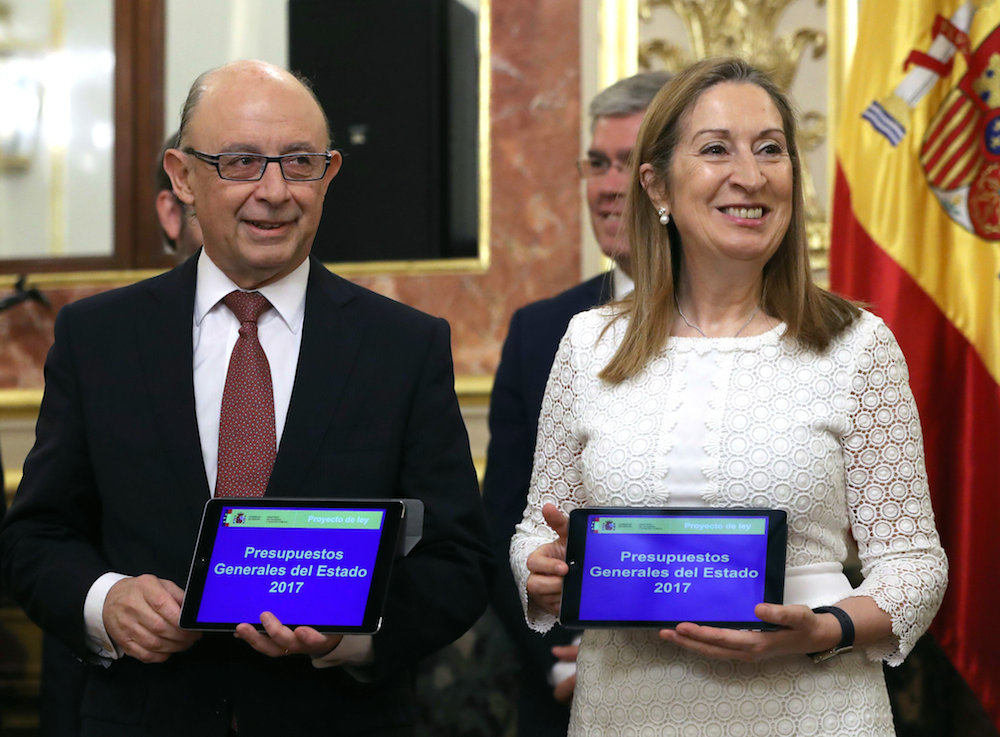 El ministro de Hacienda, Cristóbal Montoro, y la presidenta del Congreso, Ana Pastor, presentando los Presupuestos de 2017.