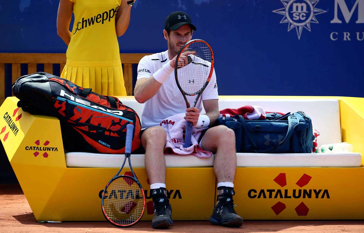 El tenista británico Andy Murray durante el Trofeo Godó de este año, con una de las azafatas detrás.