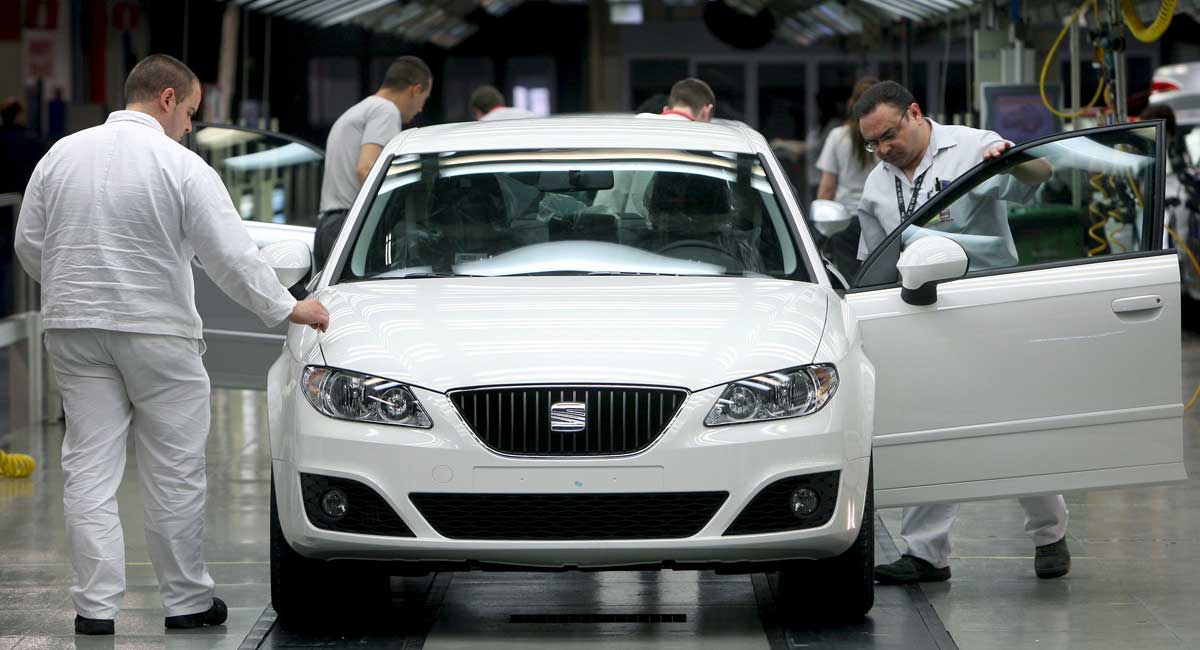 Varios operarios de la factoría automovilística Seat trabajan en la cadena de montaje