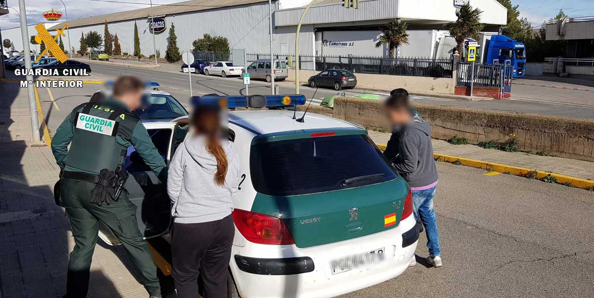 Fotografía facilitada por la Guardia Civil que ha detenido a cuatro jóvenes de entre 23 y 25 años acusados de un delito de lesiones graves. 