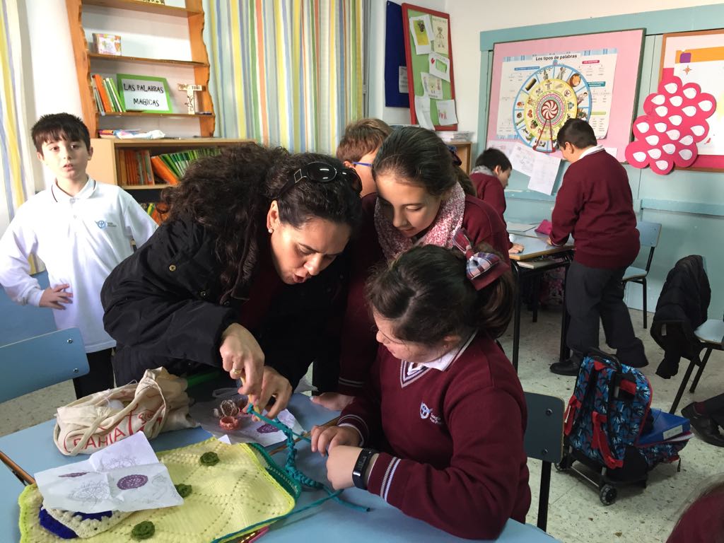 Una clase de ganchillo en el colegio Juan Pablo II