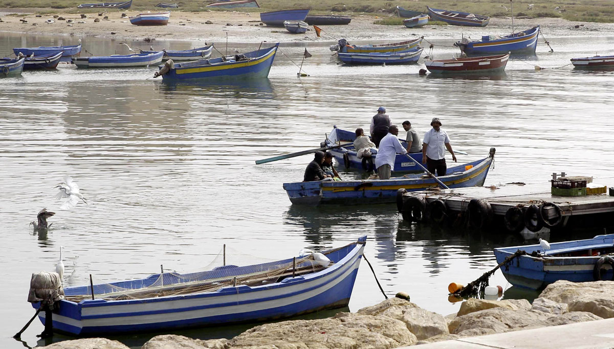 Varios pescadores marroquíes pescan en Rabat.