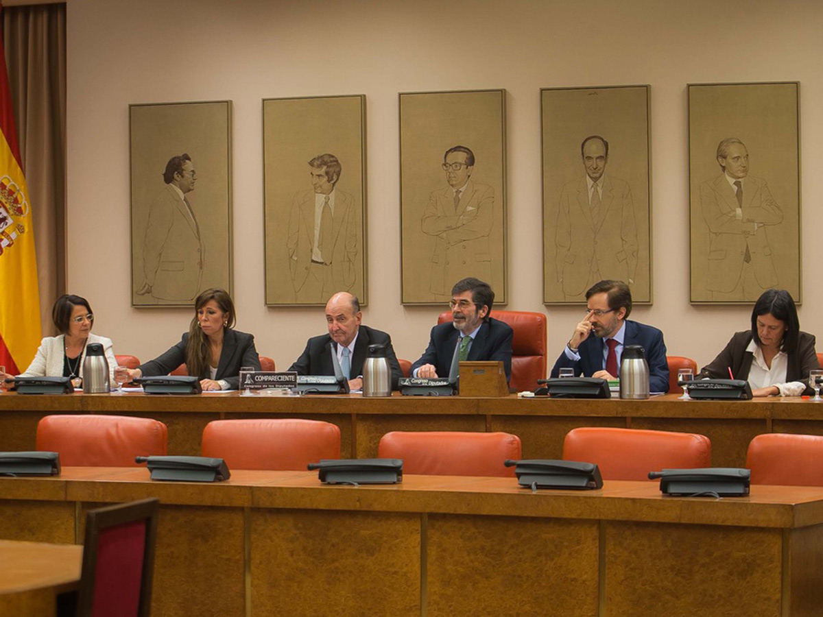 Miquel Roca en la primera sesión de la Comisión para la evaluación y la modernización del Estado autonómico