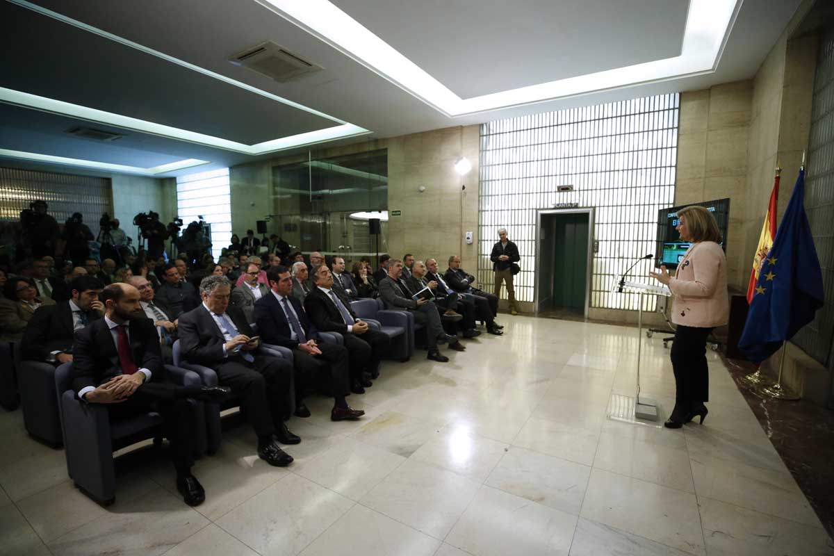 La ministra de Empleo y Seguridad Social, Fátima Báñez, durante el acto de presentación que ha presidido hoy del libro de la OIT El futuro del trabajo que queremos