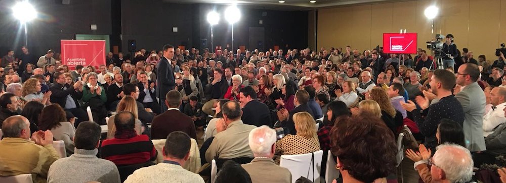 Salón del hotel de Granada donde se celebró la asamblea abierta protagonizada por Pedro Sánchez.