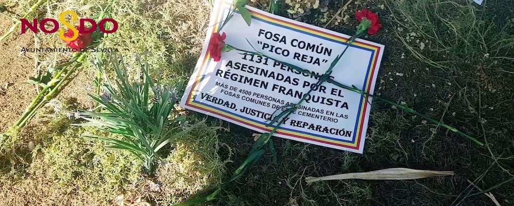 Una esquela y unas flores recuerdan a las víctimas de la fosa de Pico Reja.