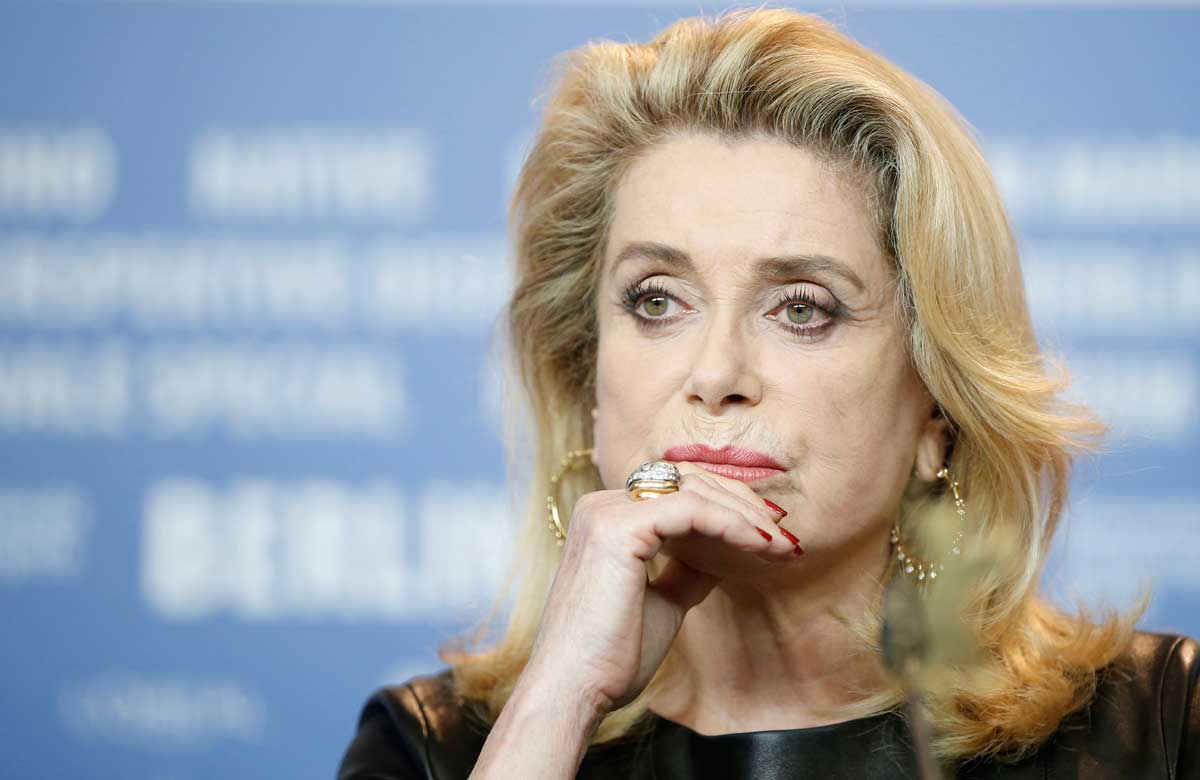 La actriz francesa Catherine Deneuve posa durante la rueda de prensa de La Matrona, en la 67 edición del Festival de Cine de Berlín (Alemania) el 14 de febrero de 2017. 