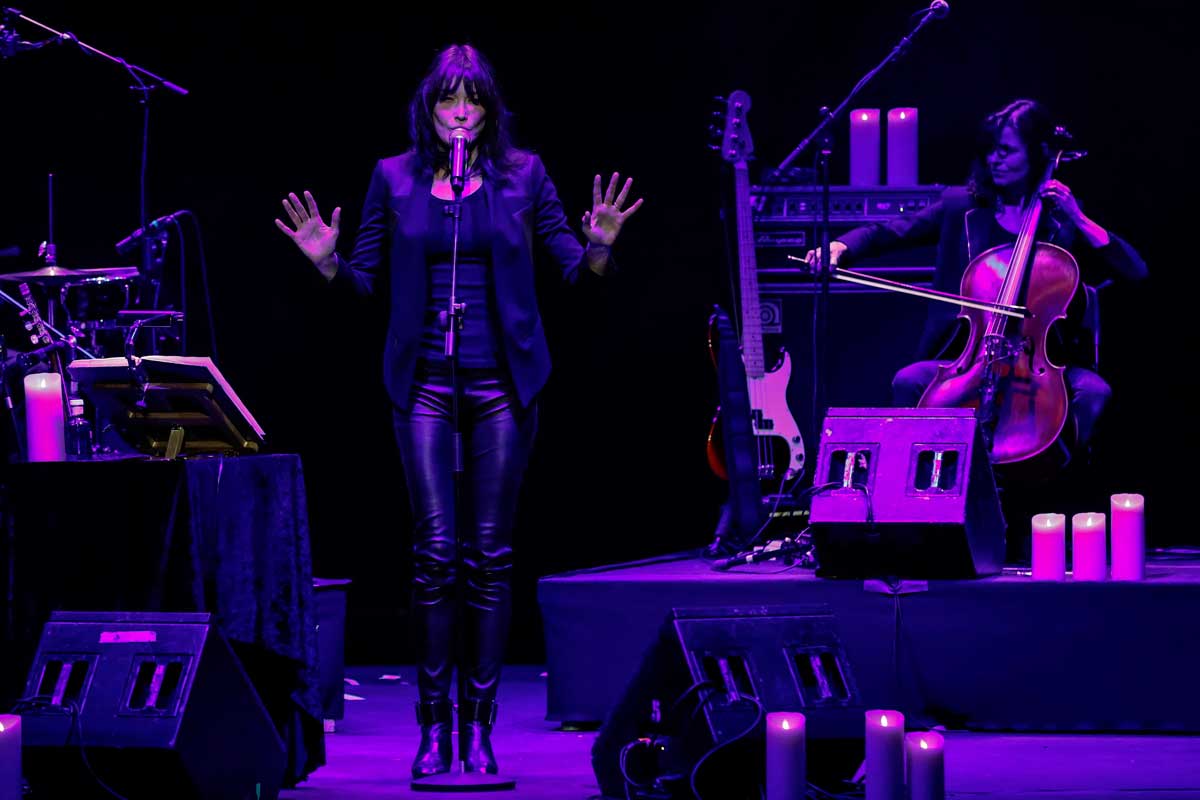 Carla Bruni durante el concierto que ofrece en el Teatro Nuevo Apolo de Madrid.