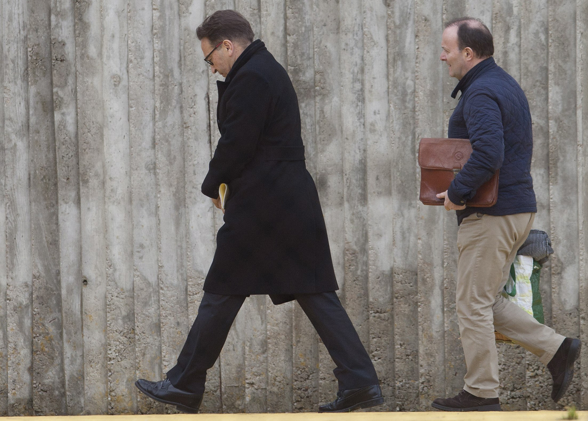 José Ramón Sierra (i) a su llegada esta mañana al centro penitenciario de A Lama en Pontevedra