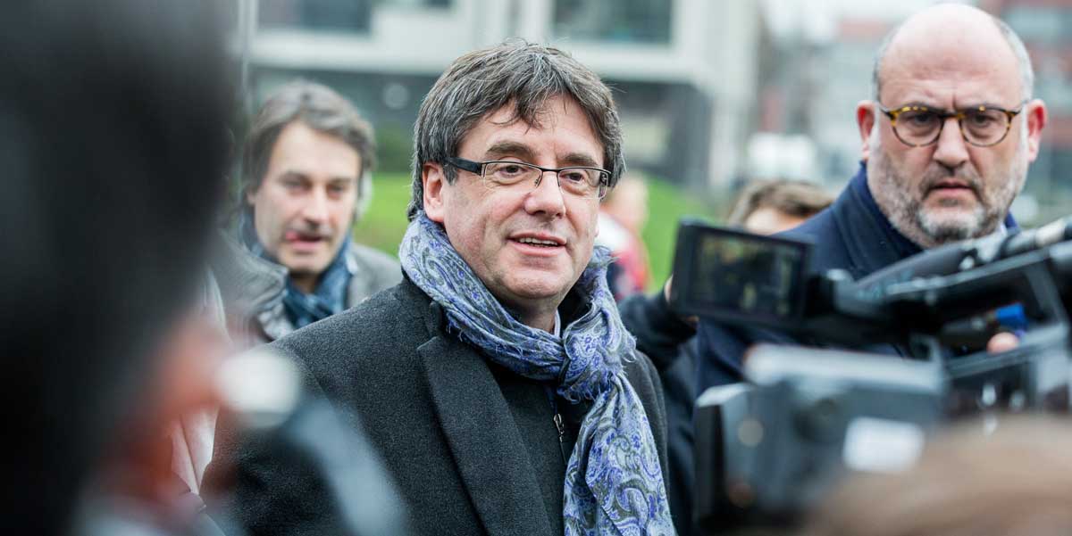 El expresidente catalán Carles Puigdemont (c) atiende a los medios, en Bruselas, Bélgica.