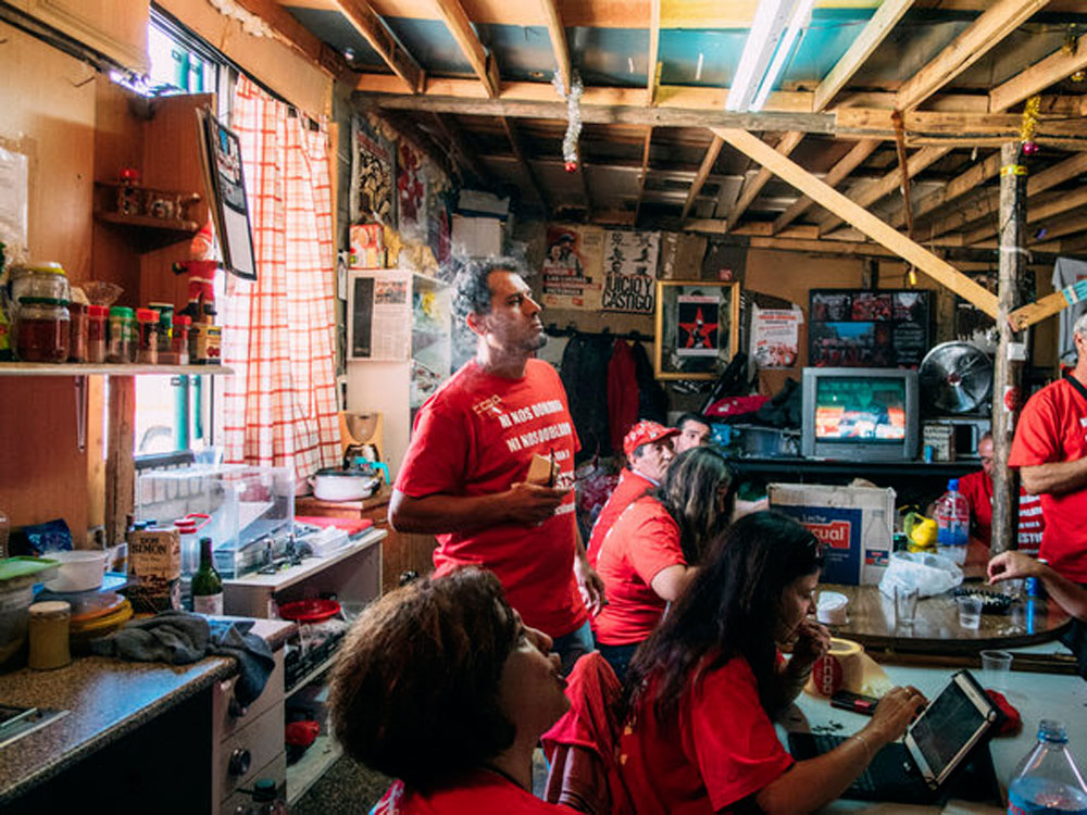 Miembros de Coca-Cola en Lucha en la caseta que construyeron durante las protestas.