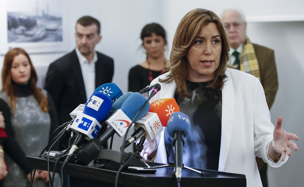 Susana Díaz, en una comparecencia. Detrás, los diputados Verónica Pérez, Antonio Maíllo, Teresa Rodríguez y Jaime Raynaud.