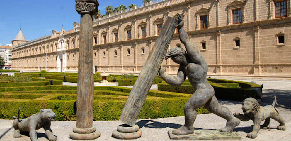 Sede del Parlamento de Andalucía, con la estatua de Hércules en primer plano.