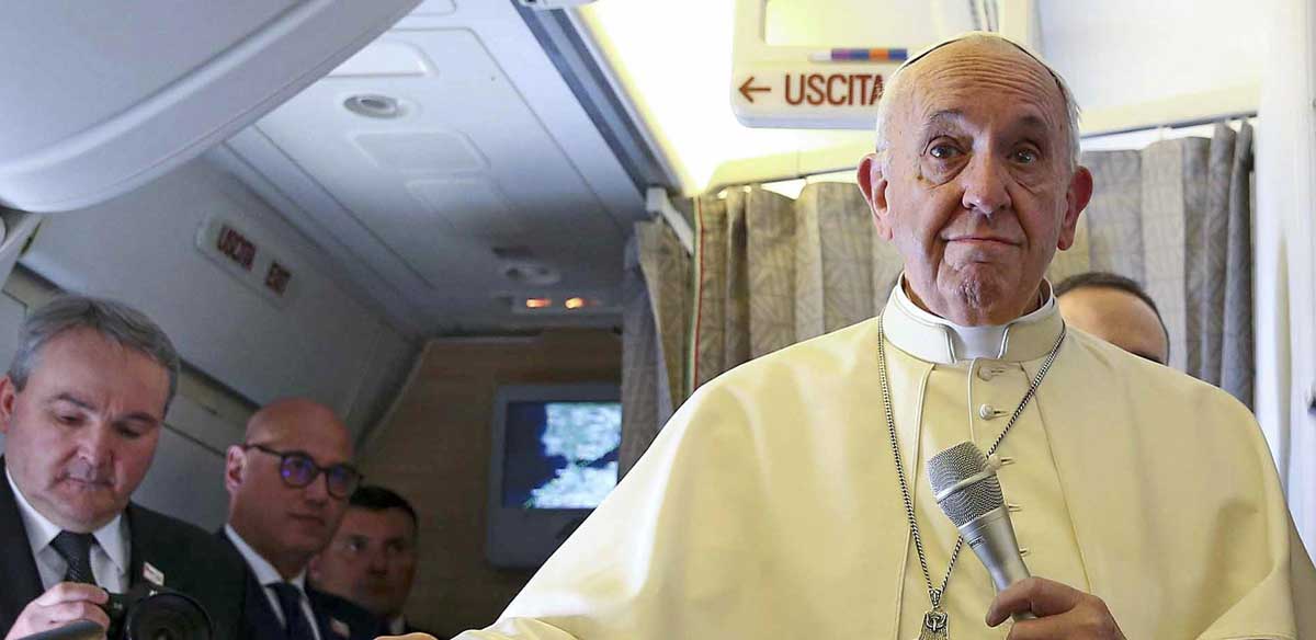 El papa Francisco charla con periodistas a bordo del vuelo hacia Chile, este 15 de enero. 