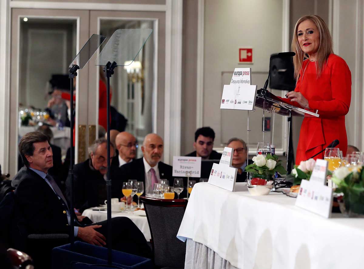 La presidenta de la Comunidad de Madrid, Cristina Cifuentes, en un desayuno informativo organizado por Europa Press. 