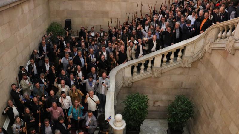 Alcaldes celebren que el ple del Parlament hagi proclamat la república