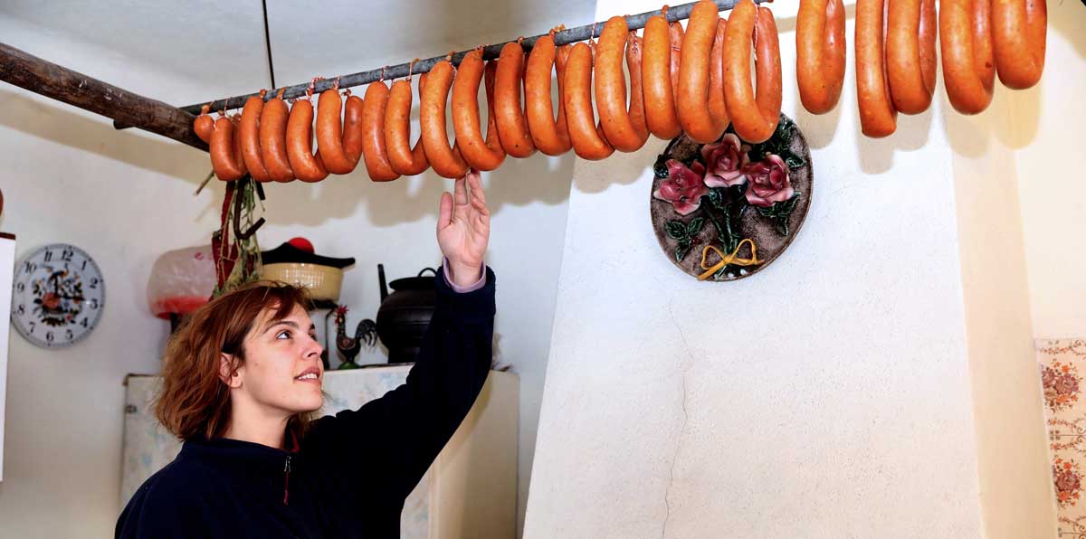 En la imagen, Inês Lourenço, vecina de Vilar Formoso (Portugal), observa los farinatos elaborados en la matanza del cerdo. 