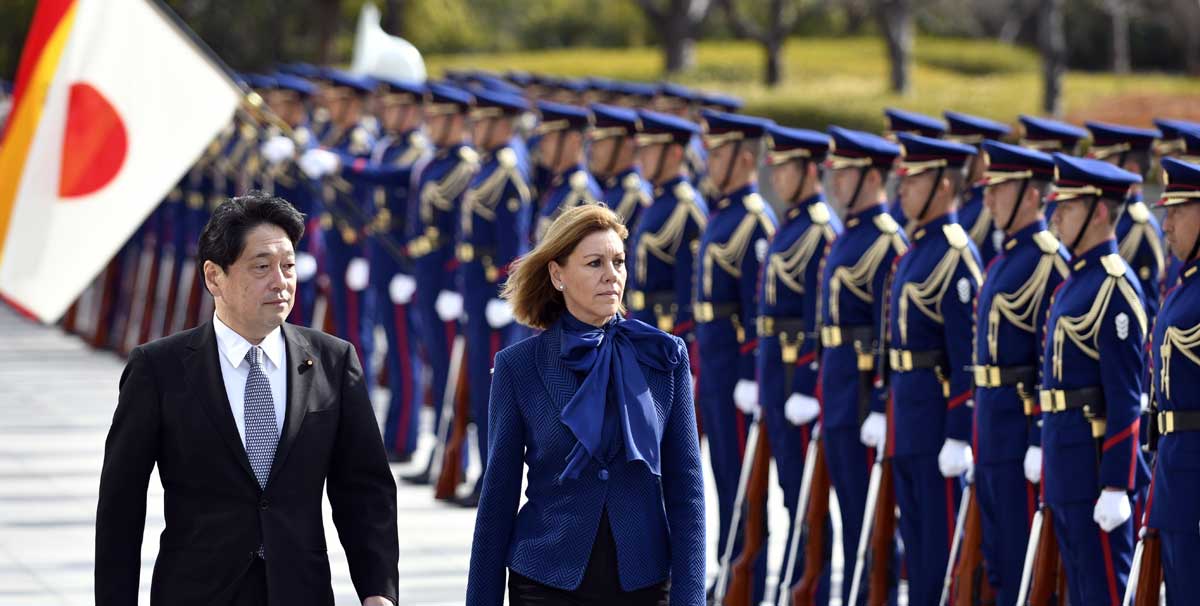 La ministra de Defensa, María Dolores de Cospedal, con su homólogo japonés, Itsunori Onodera, pasa revista a las tropas. 