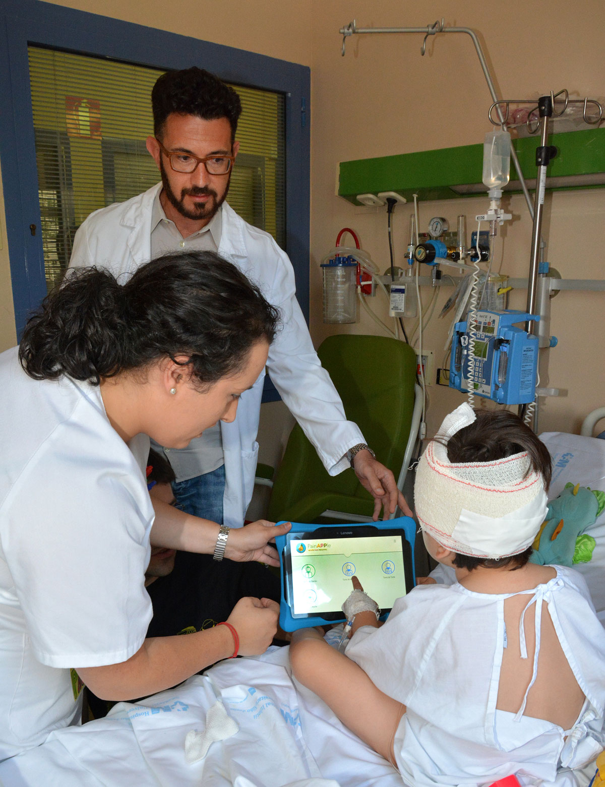 Los sanitarios del hospital utilizando la aplicación con un paciente - Hospital Niño Jesús