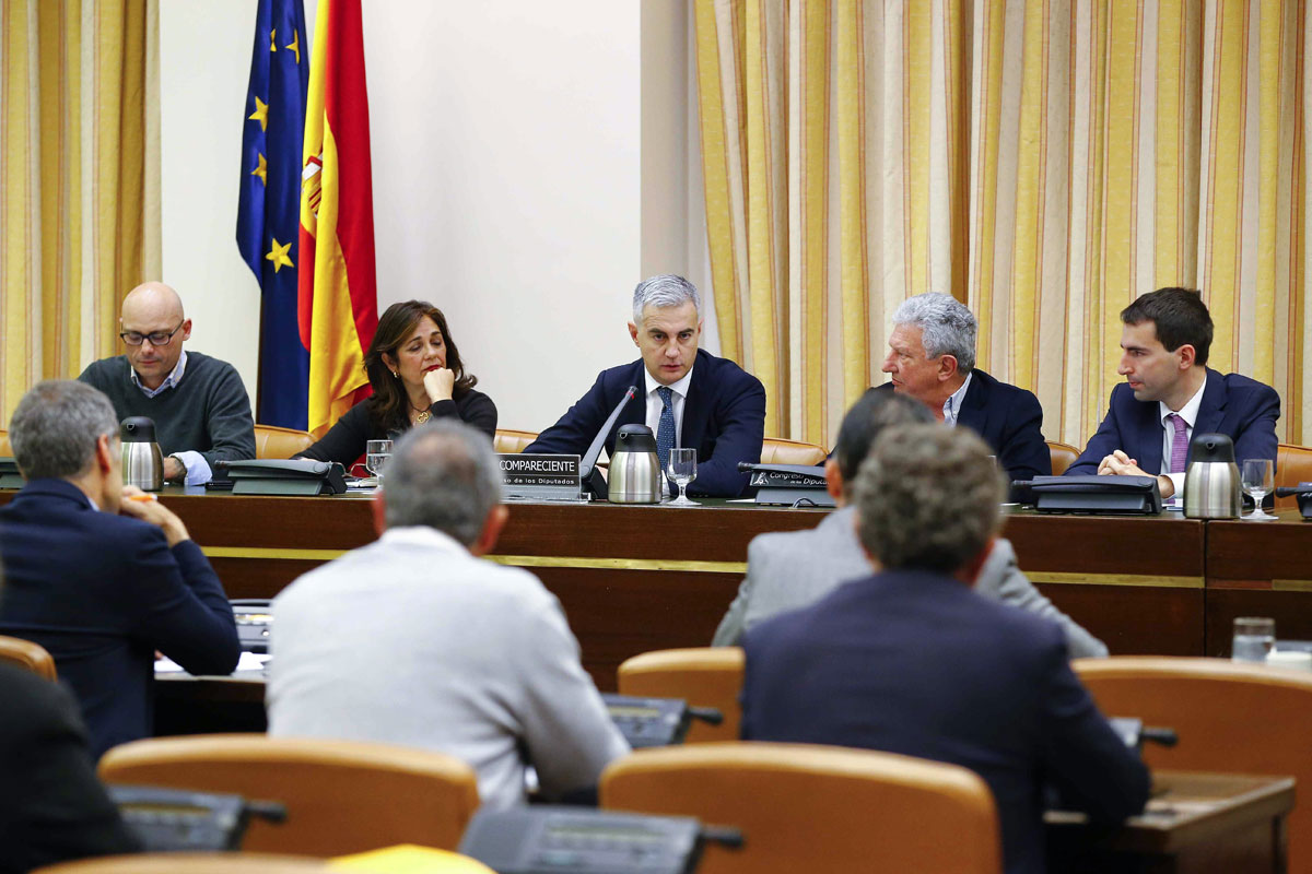 El exsecretario general del PP de la Comunidad Valenciana, Ricardo Costa (c), durante la comparecencia ante la comisión de Investigación sobre la financiación del PP