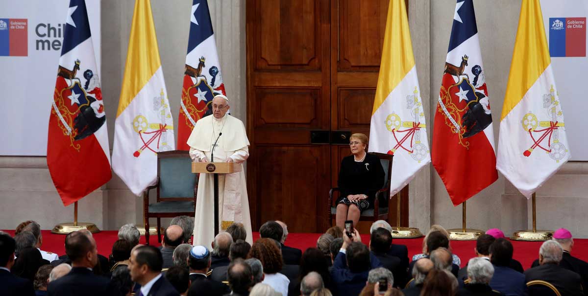 El papa Francisco (i) durante su discurso, acompañado de la mandataria chilena, Michelle Bachelet (d), en el Palacio de La Moneda, en Santiago de Chile. 