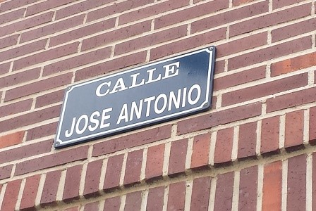 Una imagen de la placa de la calle José Antonio, el fundador de la Falange, en Boadilla del Monte