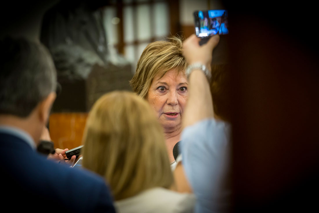La diputada Celia Villalobos atiende a los medios en los pasillos del Congreso.