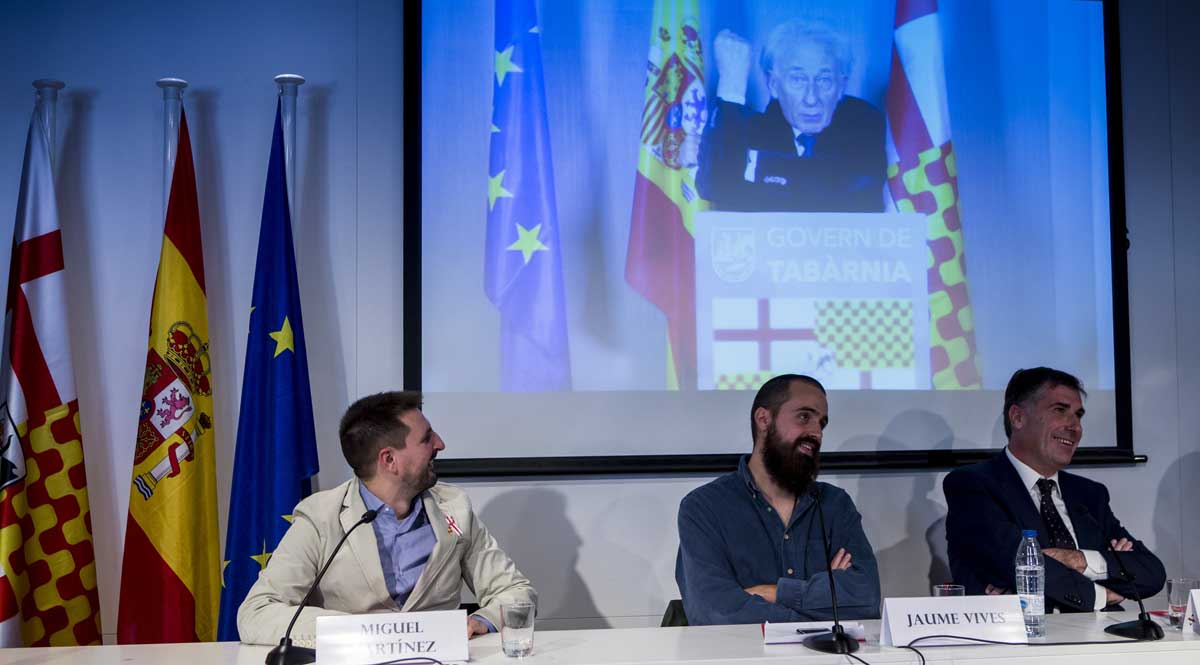 Jaume Vives, portavoz de Tabarnia, bajo la peineta de Albert Boadella. 