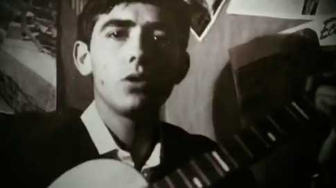 Captura de Serrat de joven tocando la guitarra