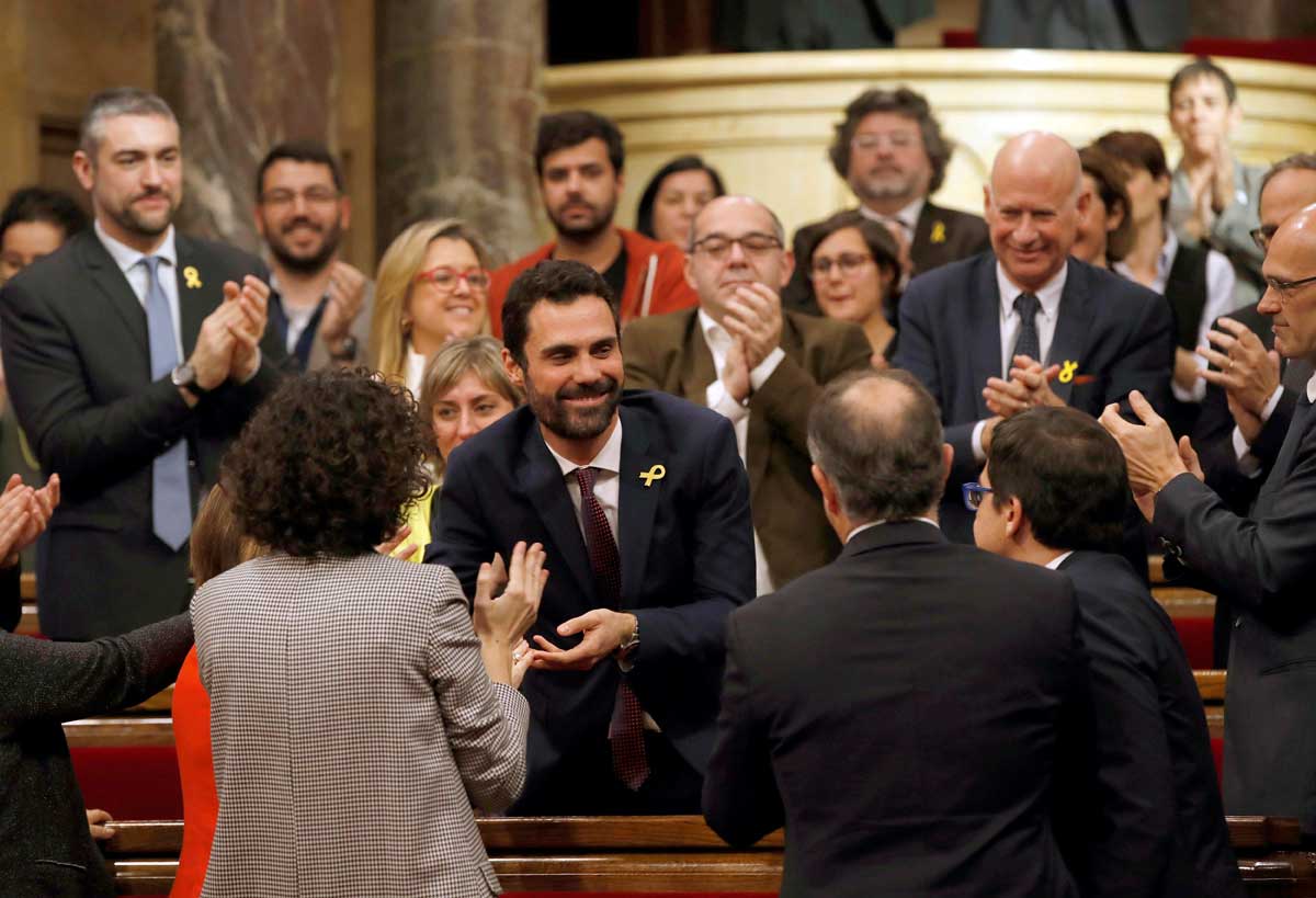 Roger Torrent es felicitado port los diputados independentistas.