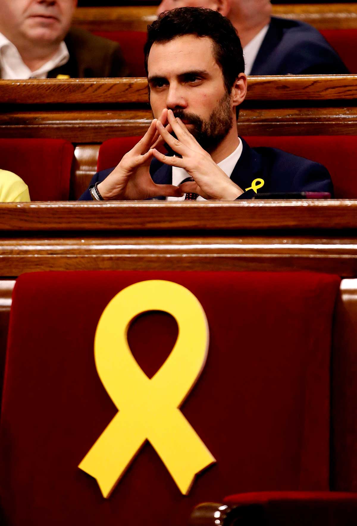 El nuevo presidente del Parlament, Roger Torrent, en su escaño poco antes de ser elegido durante la sesión constitutiva del Parlamento catalán de la XII legislatura.
