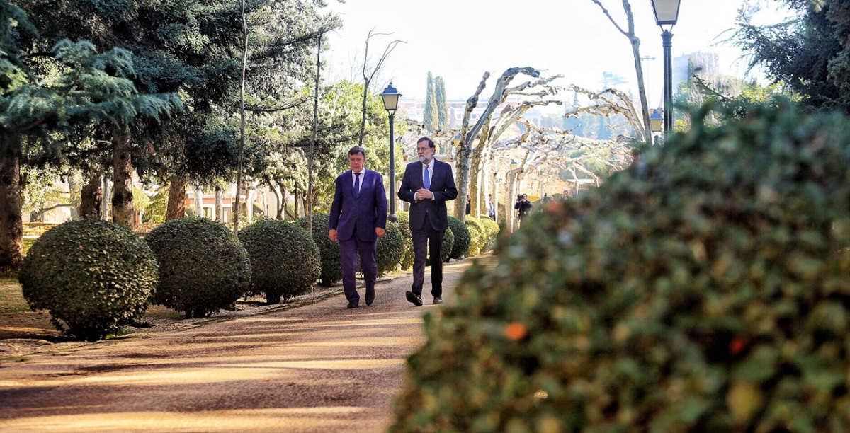 Mariano Rajoy paseando junto al primer ministro de Letonia
