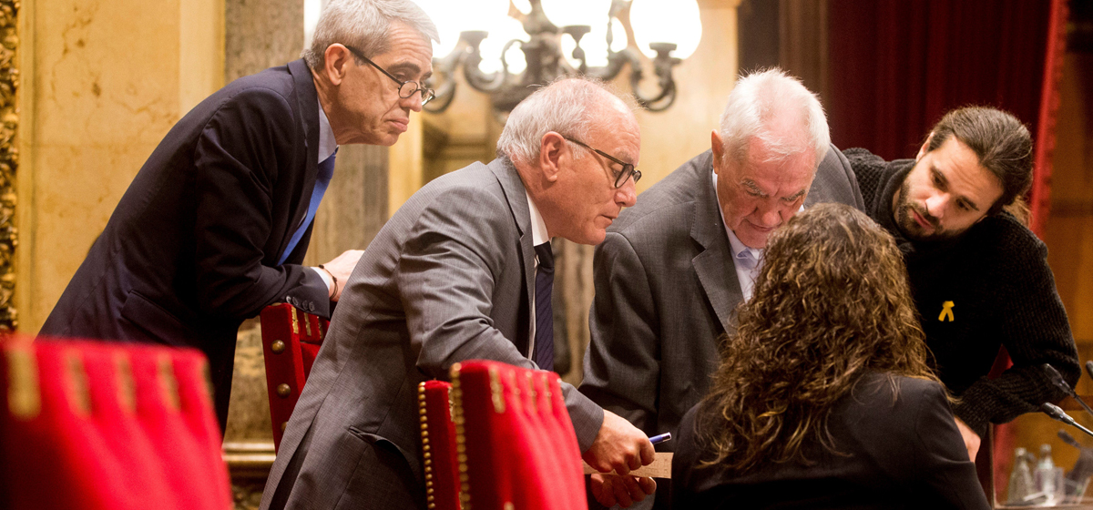 El letrado mayor de la Cámara, Antoni Bayona (i), el secretario general, Xavier Muro (2i), y el presidente de la Mesa de Edad, Ernest Maragall (2d)