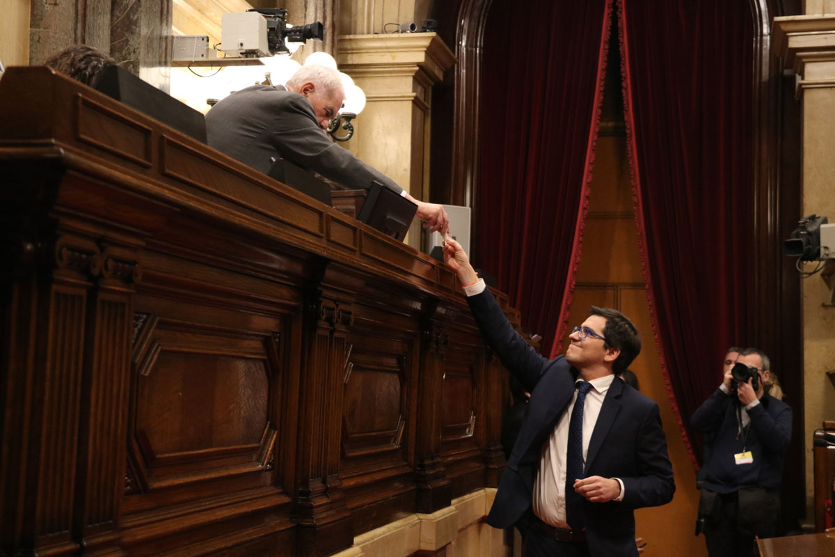 Imagen general del diputado de Cs José María Espejo-Saavedra votante a la sesión de constitución del Parlamento