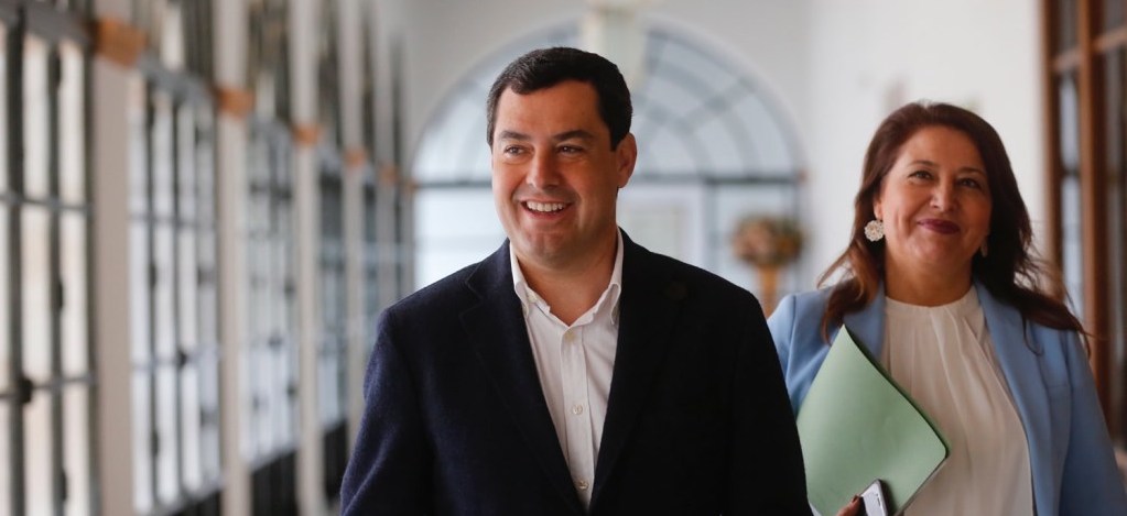 El presidente del PP andaluz, Juanma Moreno, y la portavoz parlamentaria, Carmen Crespo.