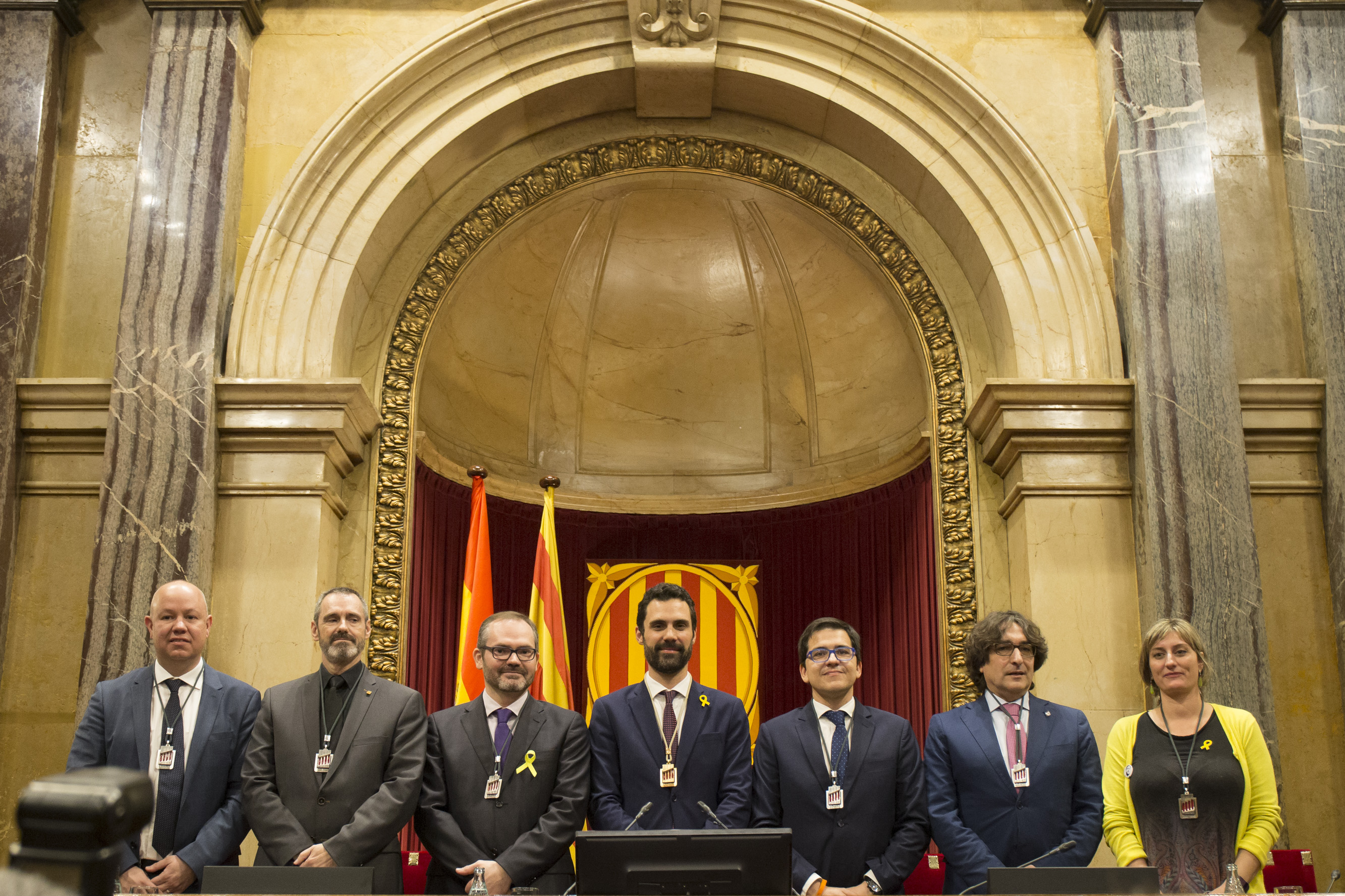 Foto de familia de Mesa del Parlament de la XII Legislatura con el nuevo presidente, Roger Torrent, en el centro.