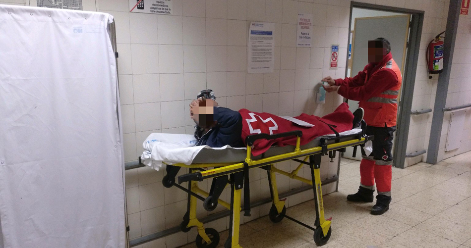 Imagen de archivo de un enfermo atendido en un pasillo de urgencias.